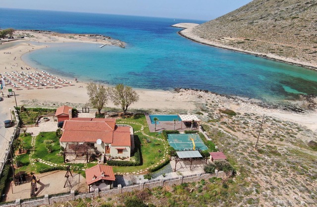 Cuando la piscina toque el mar ... En frente de la playa Antony Quinn bailó syrtaki!