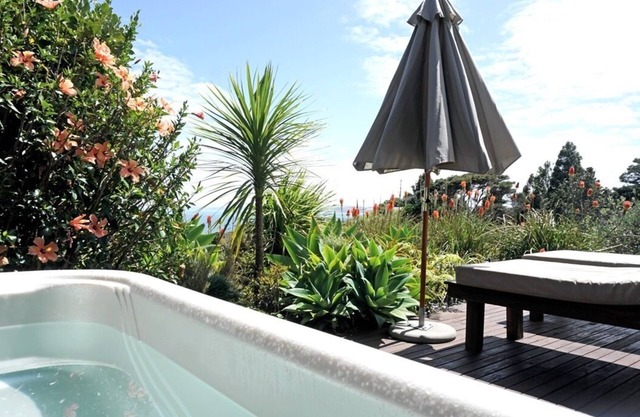 Whenua Apartment with Spa Pool minutes from Surf Breaks