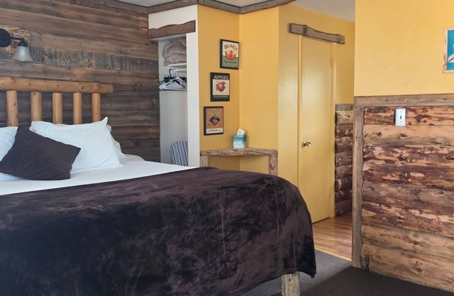 Where the Creek Giggles and the Pillows Hug Back. King Bed with Full Kitchen.