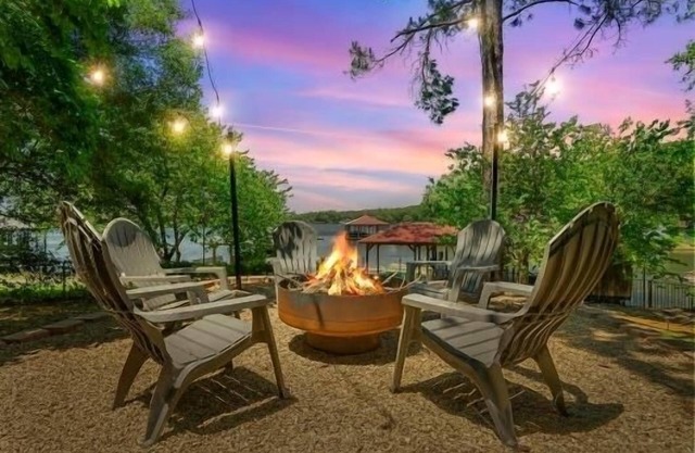 Whimsical Lake Retreat! Kayak, SUP, Arcade, maui mat! Canton/Tyler Sleeps 11