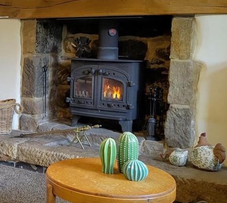 Whimsy by the Peaks, private parking, fenced garden, good walks, pub