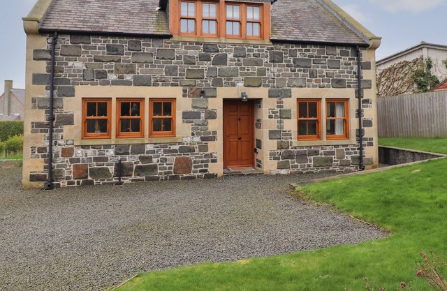 WHIN HILL COTTAGE, pet friendly, character holiday cottage in Craster