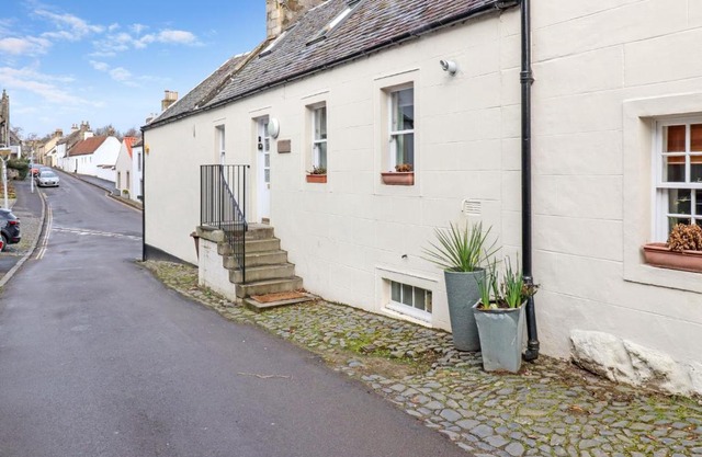 Whinstone Holiday Home in Falkland - Sleeps 8