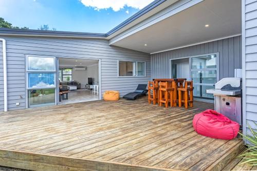 Whiritoa Beach Getaway - Room for all!