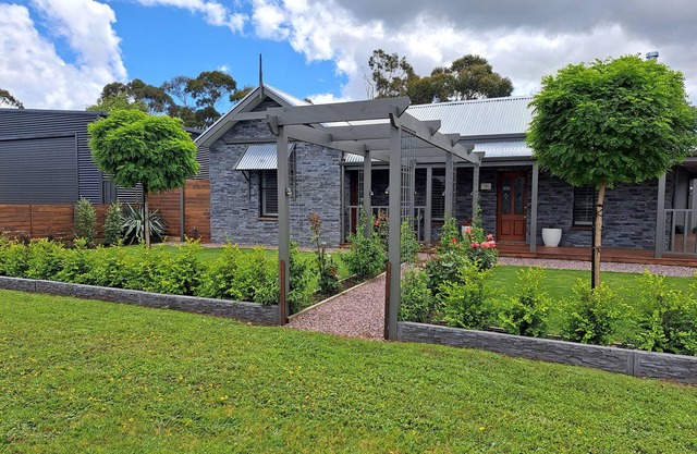 Whiskers Cottage cosy romantic getaway in the Limestone Coast near Mt Gambier.