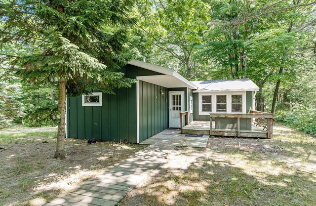 Whiskey Creek Cottage- Private Lake Michigan Beach Frontage