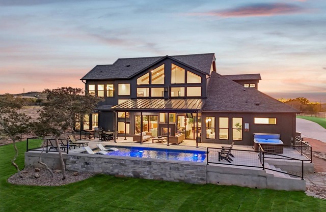 Whiskey Rock 5 bed/4.5 bath w pool/ hot tub and game garage