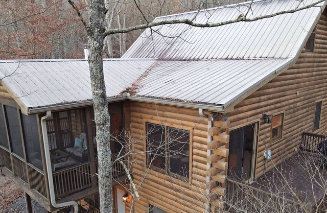 Whispering Creek Lodge- Close to Lake Blue Ridge-5br/3ba Hot tub, wifi