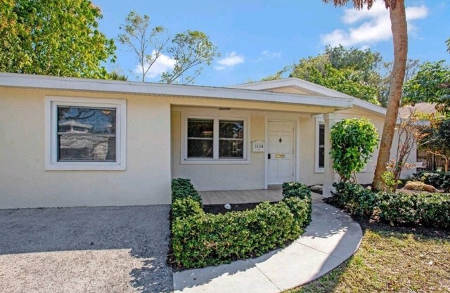 Whispering Palms Beach House-4BD/2BA-sleeps 8 Pet ok-Very central area in Naples