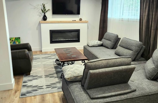 Whispering Pines Cottage 6 minutes to the most beautiful beach in Ontario