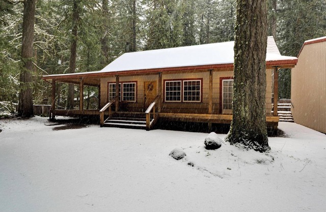 Whispering Pines: Hot Tub Retreat w Sports Court