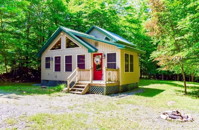 Whispering Pines - Old Forge, Hollywood Hills Cabin