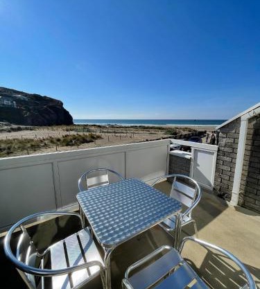 Whispering Waves in Porthtowan, Beachfront Apartment