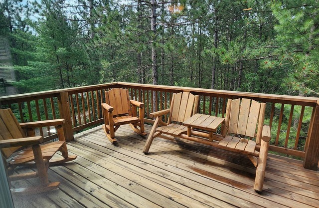Whispering White Pines 3 bedroom 2 Bath Secluded Home