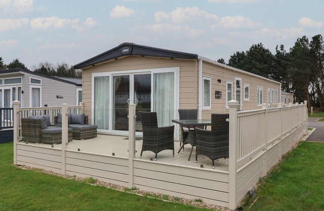 WHISPERING WILLOWS, pet friendly, with a garden in Cayton Bay