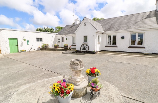 WHISPERING WILLOWS - THE BUNGALOW in Carndonagh, County Donegal