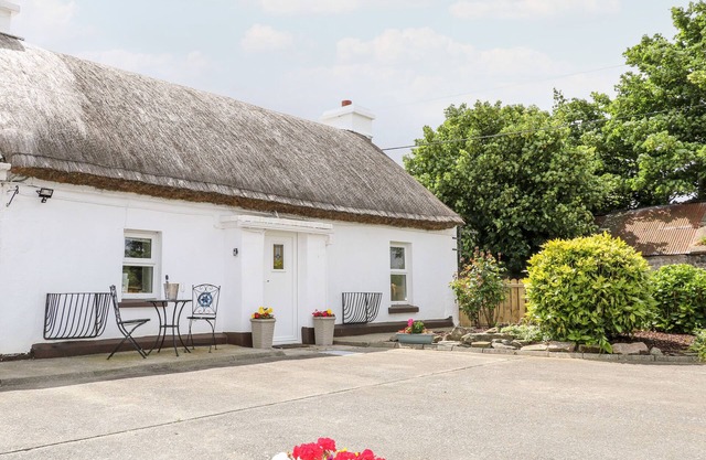 WHISPERING WILLOWS - THE THATCH in Carndonagh, County Donegal