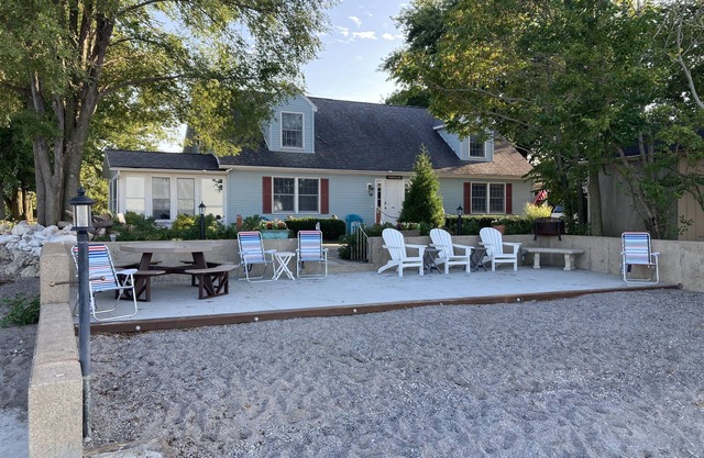 Deliciosamente espaciosa casa privada frente a la playa para 13 personas en el lago Erie!