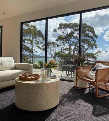 White Beach Retreat - Luxurious Water Views