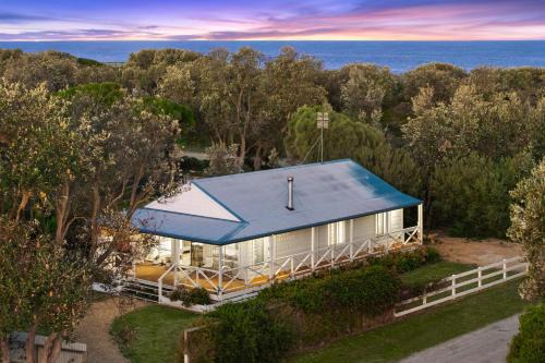 White Cottage on Ninety Mile Beach