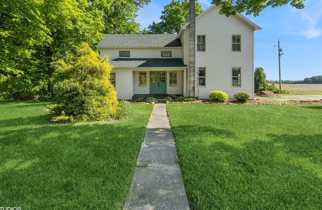 White Farmhouse in Wine Country and 15 minutes from Lake Michigan!