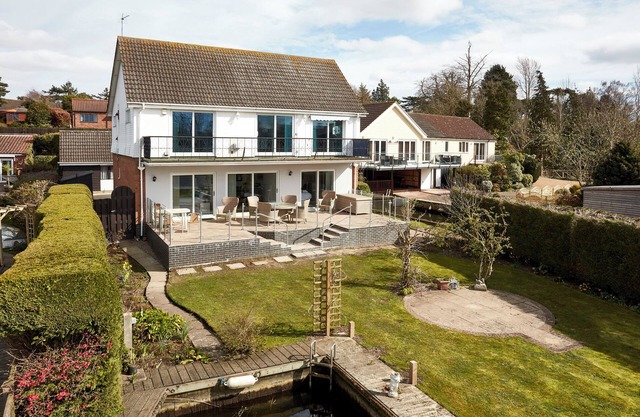 WHITE GABLES, pet friendly, character holiday cottage in Horning