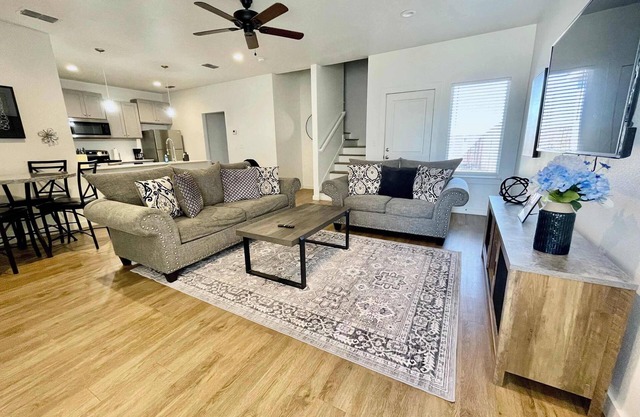 White Haus - 3BR 3BA - Minutes to Tech
