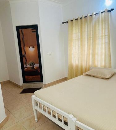 White House Homestay
