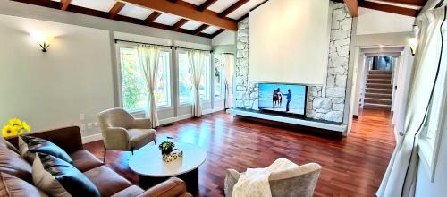 White House Tofino Downtown Villa