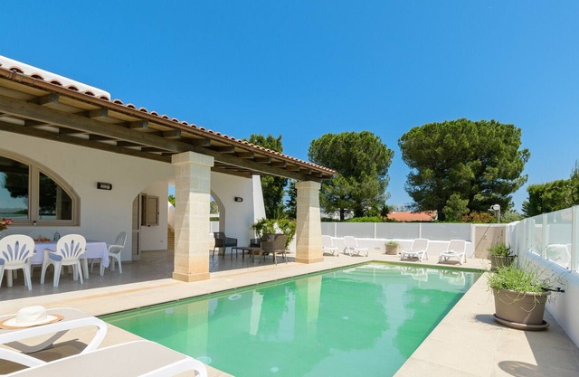White House with pool by Wonderful Italy