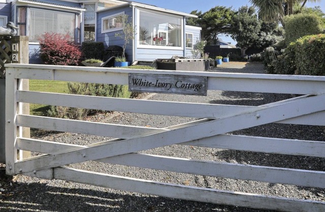 ‘White ivory cottage’ in beautiful Taramea Bay