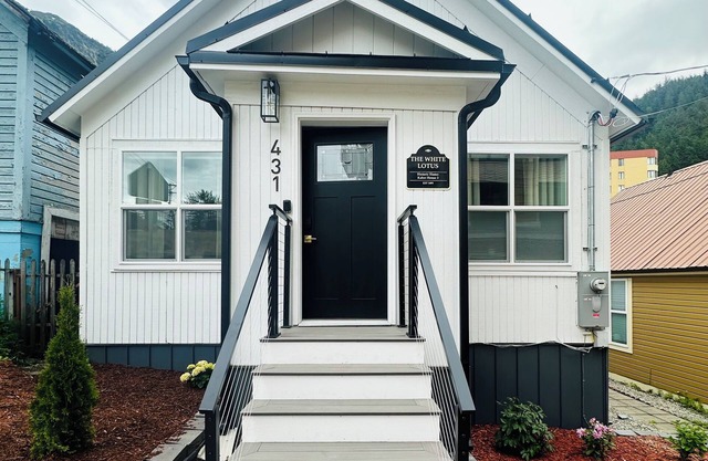 White Lotus Historic home minutes from all the main attractions!