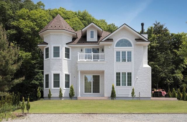 White Palace | Britishstyle villa nestled in the / Kitasakugun Nagano