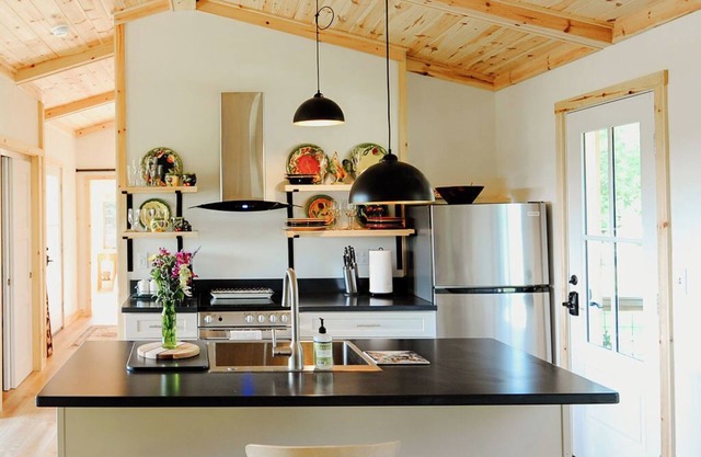 White Pine Cottage- Private, Newly Built 2 miles from Leland 1