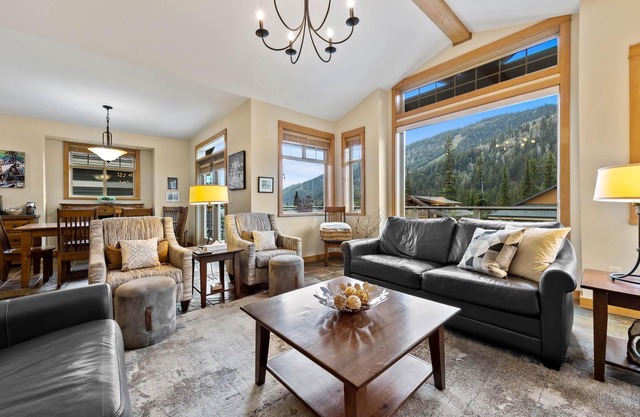 White Pines Chalet: Stunning, family friendly, 4BDRM Chalet w/Private Hot tub.