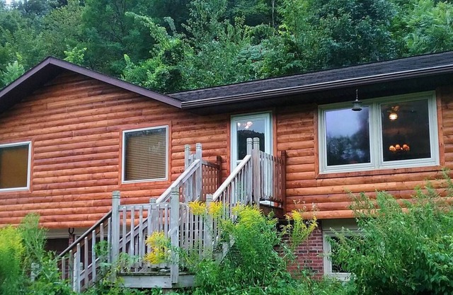 White Pines w/ Swimming Pond & Hot Tub