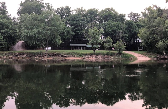 ¡NUEVO! Escapada privada de pesca / reunión de truchas del río Blanco en Flippin AR con rampa para botes