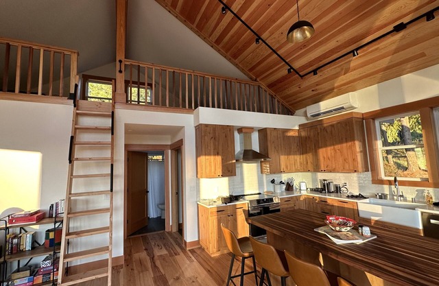 White Salmon Chalet. Close to everything in the Gorge in serene view setting