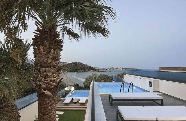 White Sand Villa - 3 Bedroom beachfront villa wit a heated pool
