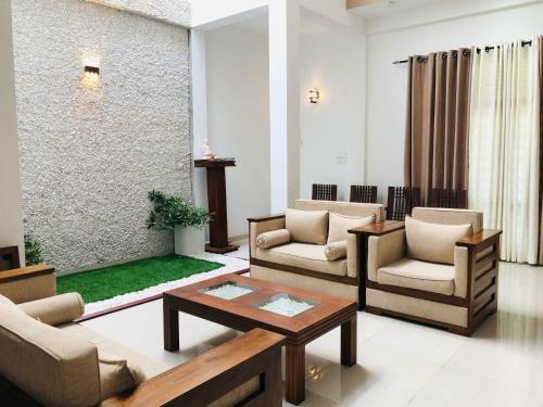 White Square Home-stay