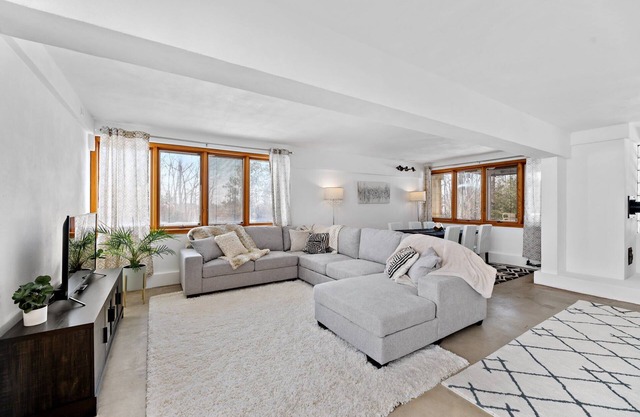 White Stone House: Pet-Friendly on 10 Acres!