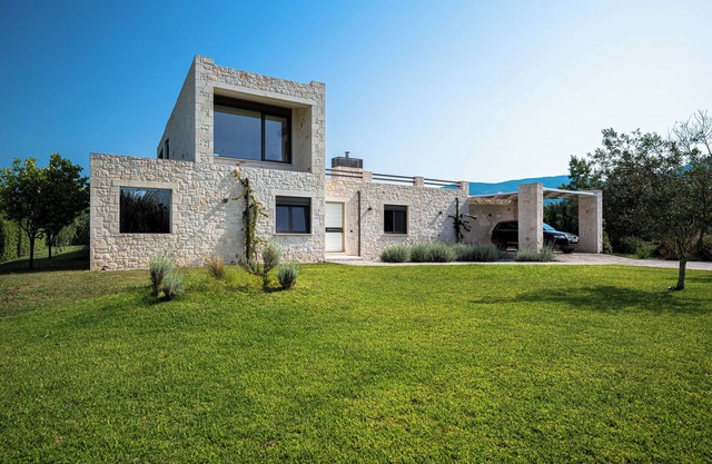 White Villa 53 - Chalet construido en piedra con piscina privada