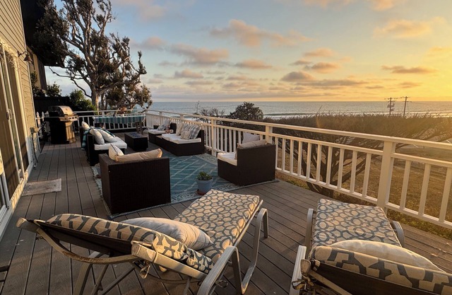 White water Malibu views, 3 min walk to Zuma beach, Trancas & MHS, 5 bedrooms