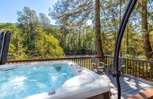 White Water Retreat - riverfront, pet friendly, hot tub