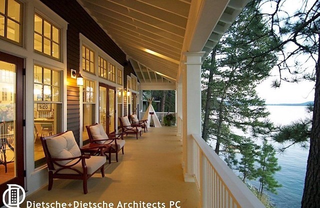 Whitefish Lakefront Luxury Home! Casa de campo clásica al borde del agua