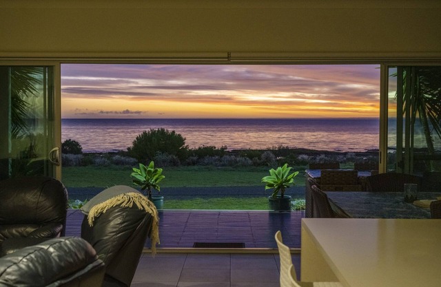 Whitehaven ~ Absolute Beachfront!
