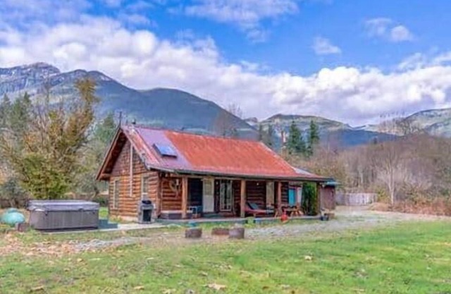 Whitehorse Mountain Retreat - Hot tub - Fireplace