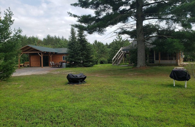 Hermosa cabaña aislada en el bosque
