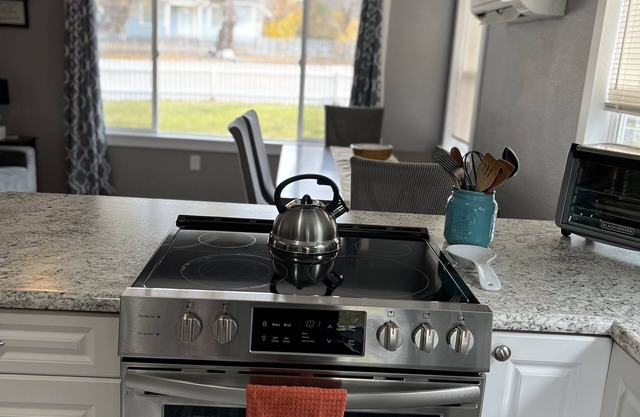 Whitetail cottage! 🦌 Spacious home with game room. Near OIT and SkyLakes.