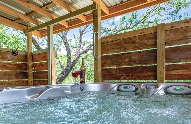 Absolutamente encantador Texas Star Cabin, Hill Country Views, bañera de hidromasaje, chimenea al aire libre.